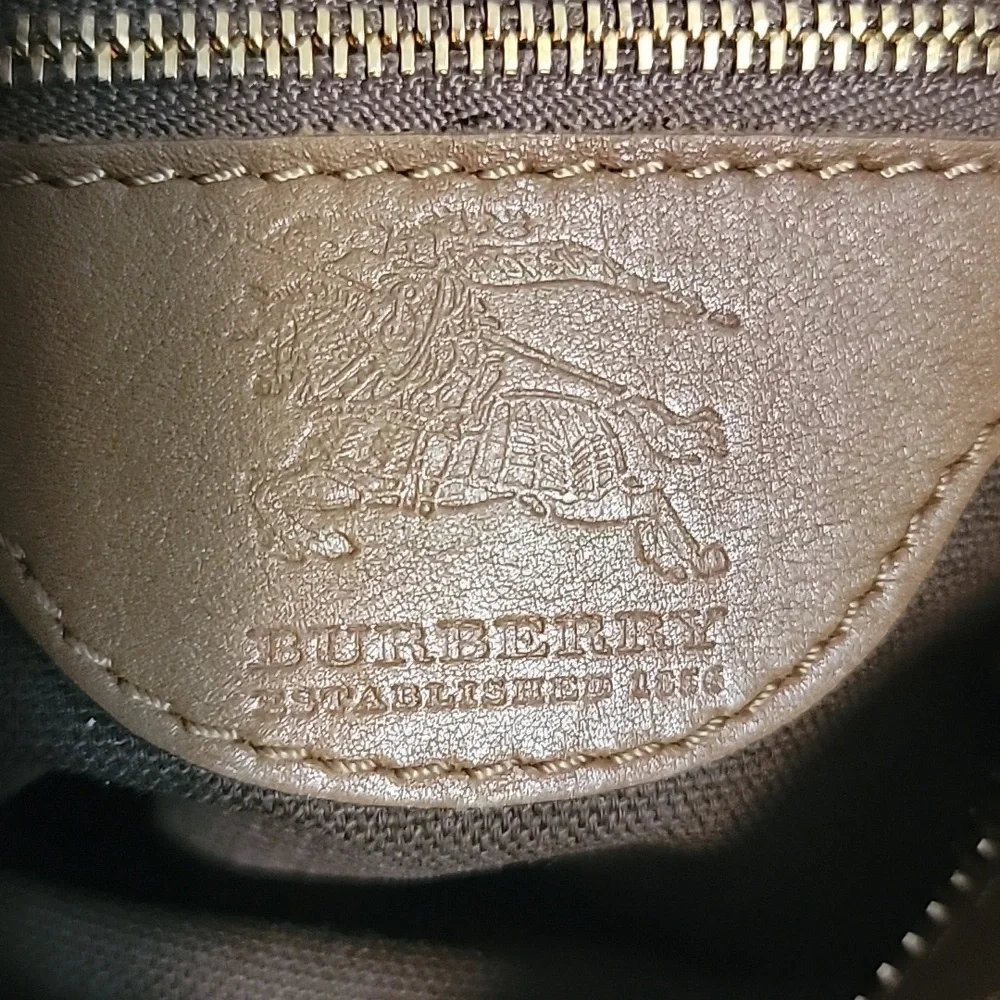 Indulge in Timeless Elegance:Your Unique Journey with a Pre-Loved Burberry Purse - Picture 4 of 4